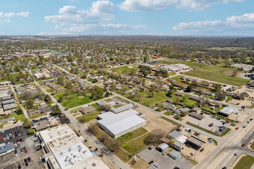 More Photos Of 710 S Adams St, Sapulpa Distribution For Sale