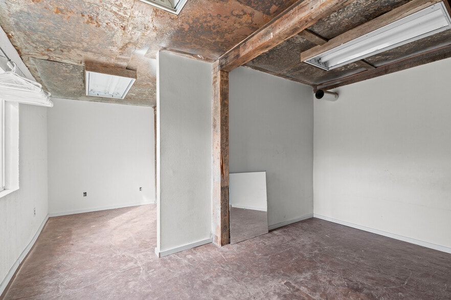 More Photos Of 30 Logan St, Davenport Hotel For Sale