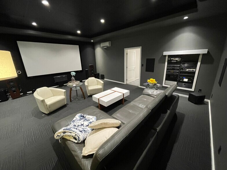 More Photos Of 13222-13228 SE 30th St, Bellevue Showroom For Lease