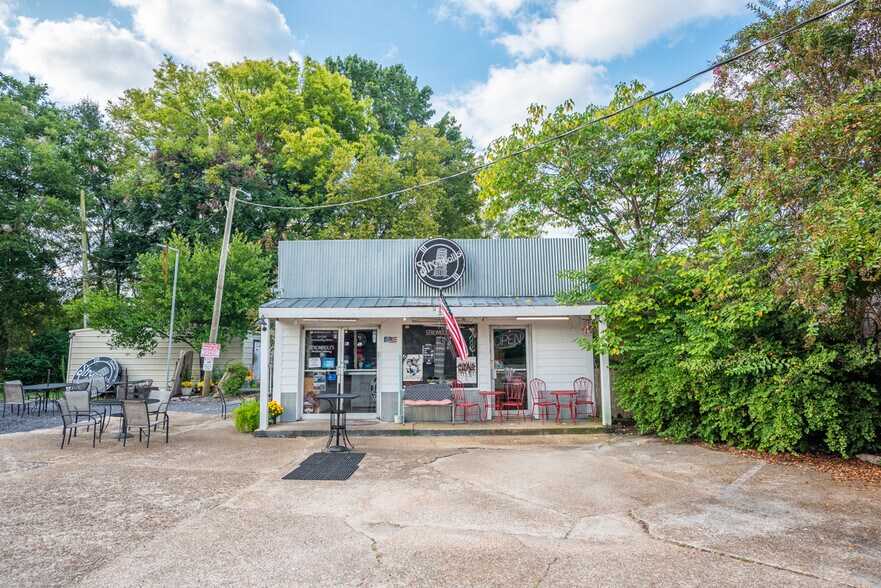 More Photos Of 408 University Dr, Starkville Restaurant For Sale