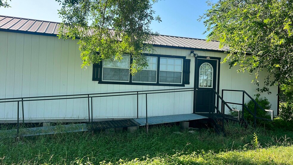 More Photos Of 16170 Somerset Rd, Von Ormy Flex For Sale
