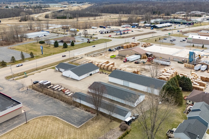 More Photos Of 1375 N Shawano St, New London Flex For Sale