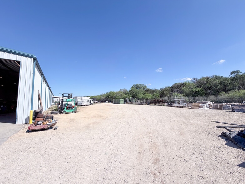 More Photos Of 18740 Goll St, San Antonio Warehouse For Lease