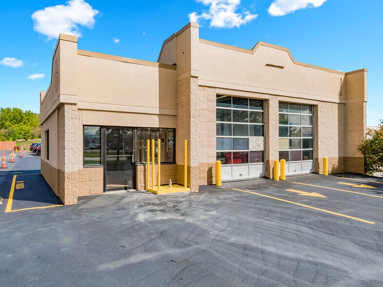 More Photos Of 8718 W Brown Deer Rd, Milwaukee Service Station For Sale