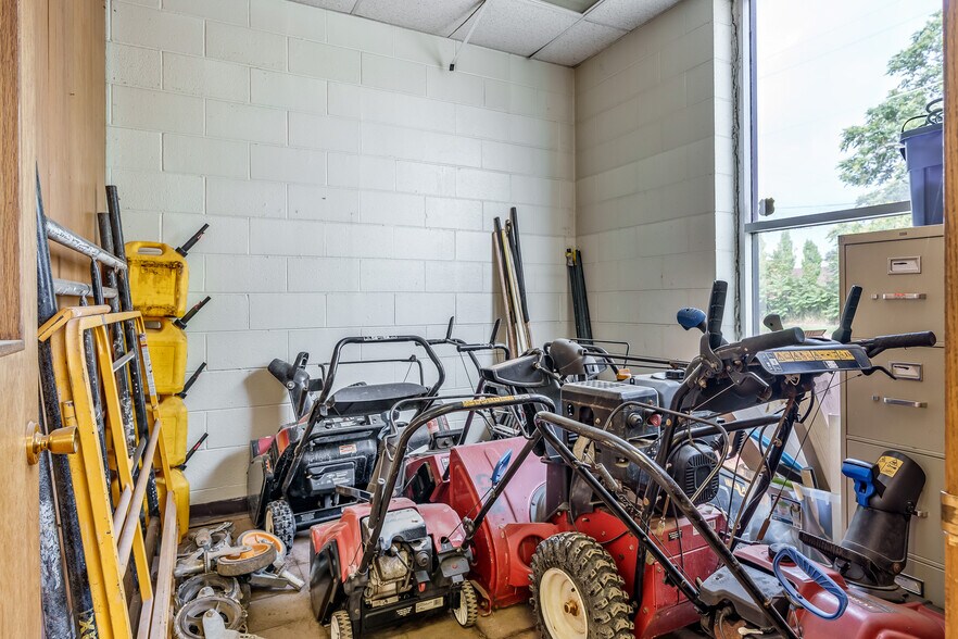 More Photos Of 415 N 3rd St, Rockford Light Distribution For Lease