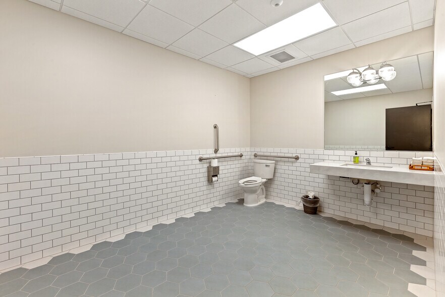 More Photos Of 9493 N Government Way, Hayden Office For Sale