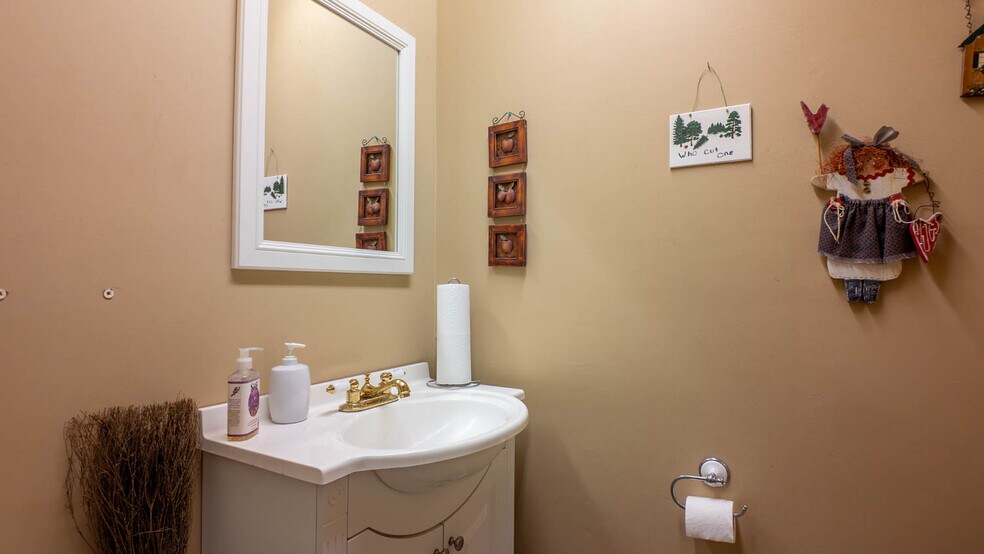 More Photos Of 385 Main St, Mammoth Spring General Retail For Sale