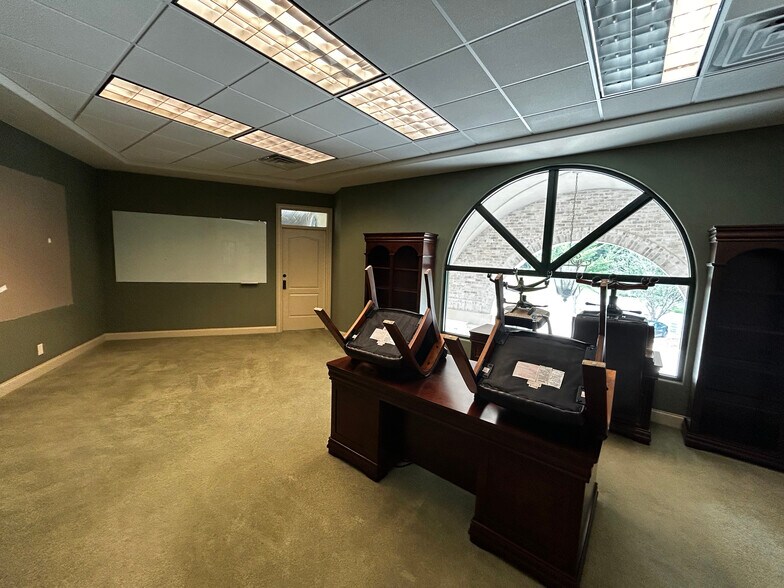 More Photos Of 630 Kennesaw Due West Rd, Kennesaw Office For Sale