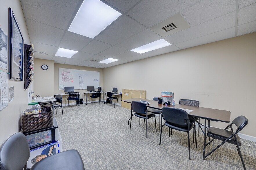 More Photos Of 5335 Peters Creek Rd, Roanoke Office For Sale