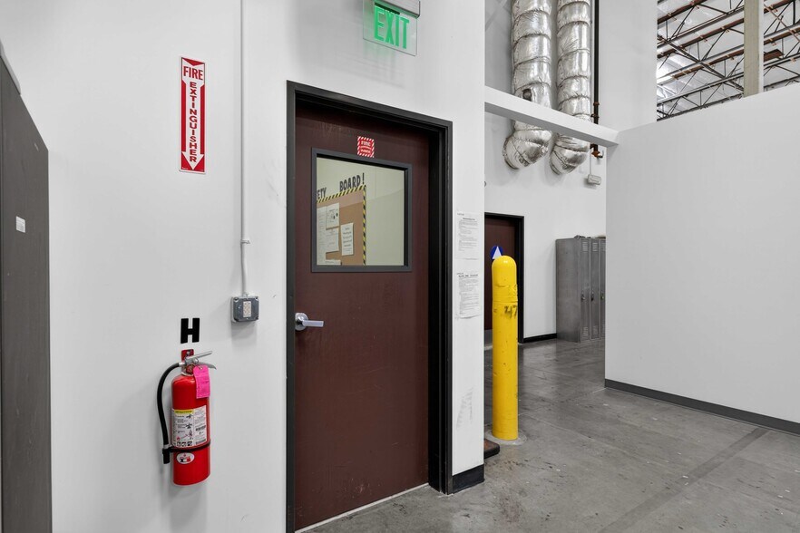 More Photos Of 9031 N Lurline Ave, Chatsworth Distribution For Lease