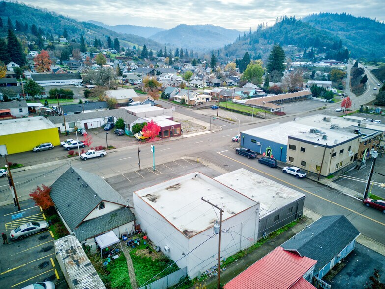 More Photos Of 1560 SE Stephens St, Roseburg Freestanding For Sale