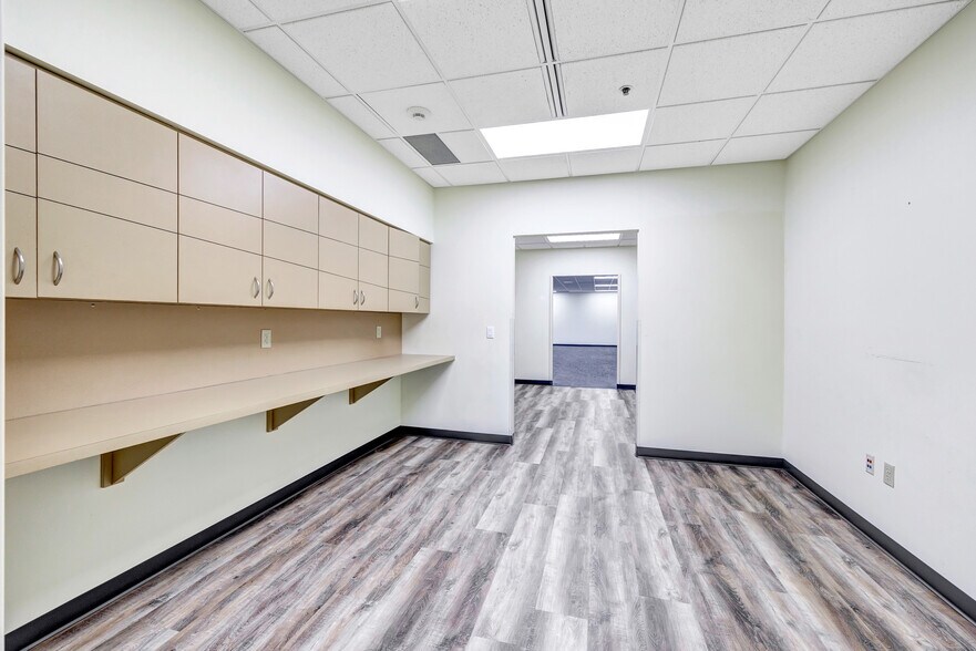 More Photos Of 3500 Packerland Dr, De Pere Office For Lease