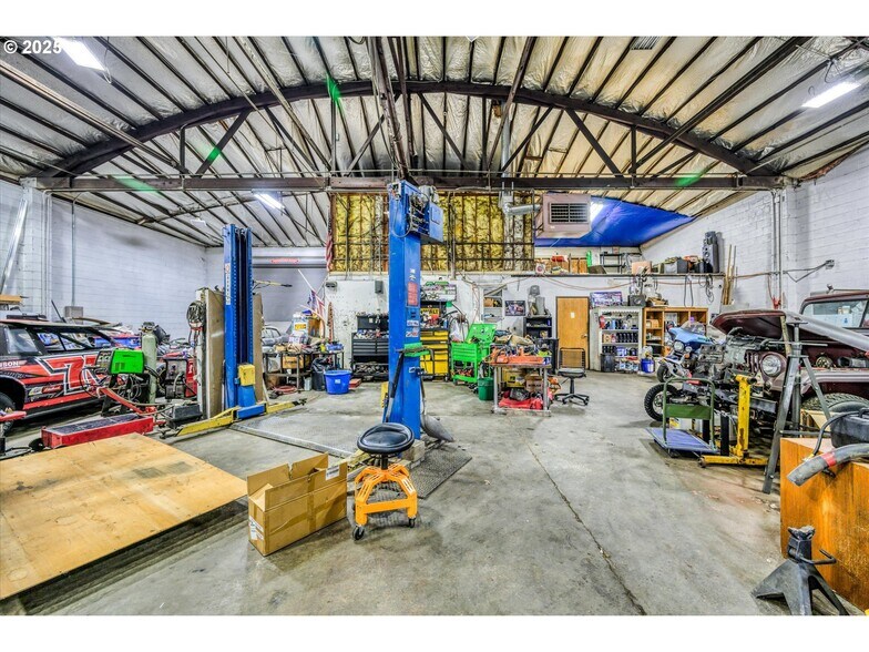 More Photos Of 364 28th St, Springfield Freestanding For Sale