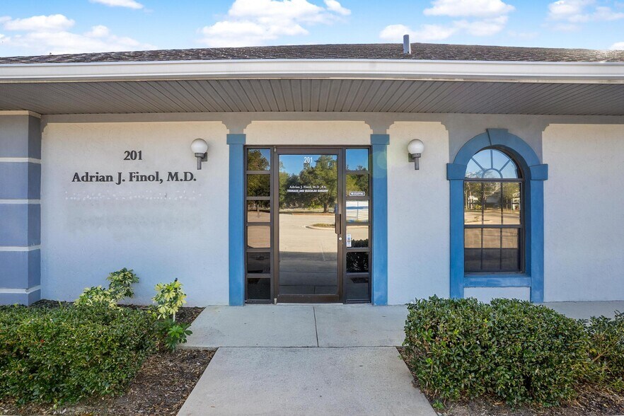 More Photos Of 920 ROLLING ACRES Rd, Lady Lake Medical For Sale