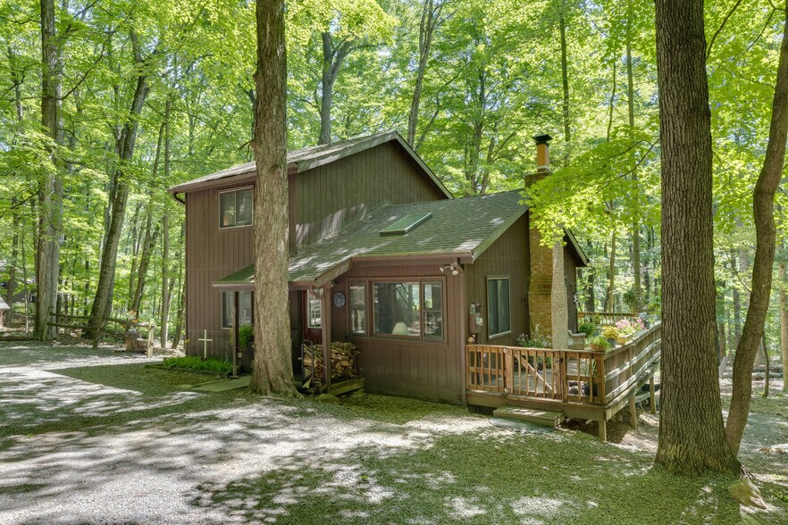 More Photos Of 11 Mountainside Dr, Berkeley Springs Specialty For Sale