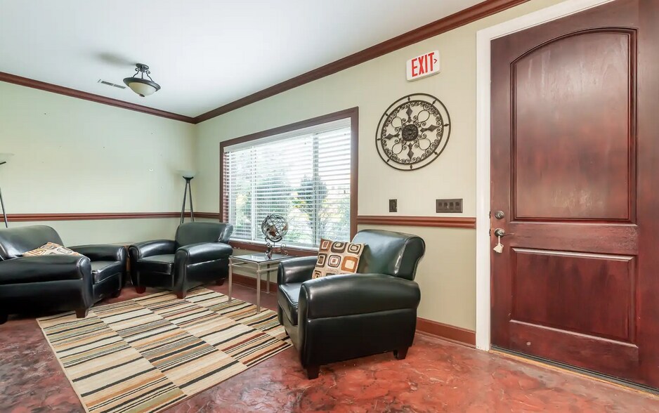 More Photos Of 618 E Court Ave, Jeffersonville Office For Lease
