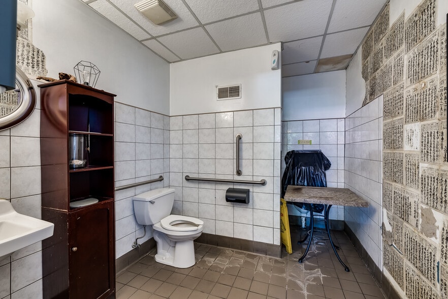 More Photos Of 2201-2205 44th Ave N, Minneapolis Restaurant For Sale