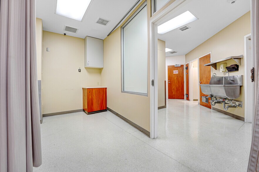 More Photos Of 11600 Wilshire Blvd, Los Angeles Medical For Lease