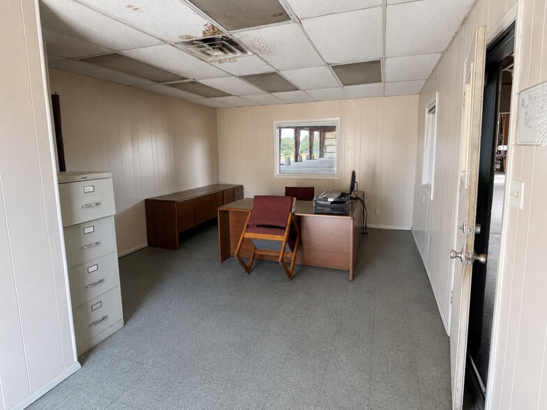 More Photos Of 100 Thornhill Rd, Auburndale Manufacturing For Lease