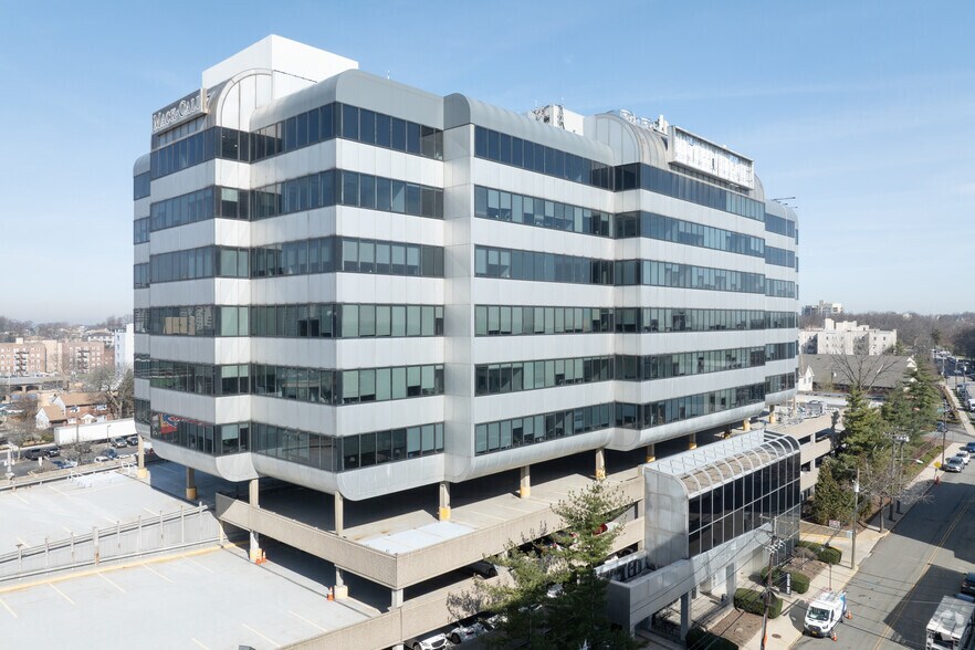 More Photos Of 1 Bridge Plz N, Fort Lee Office For Lease