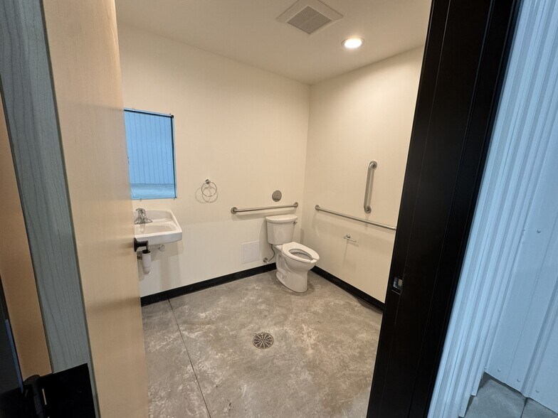 More Photos Of 647 7th Ave, Ponderay Manufacturing For Lease