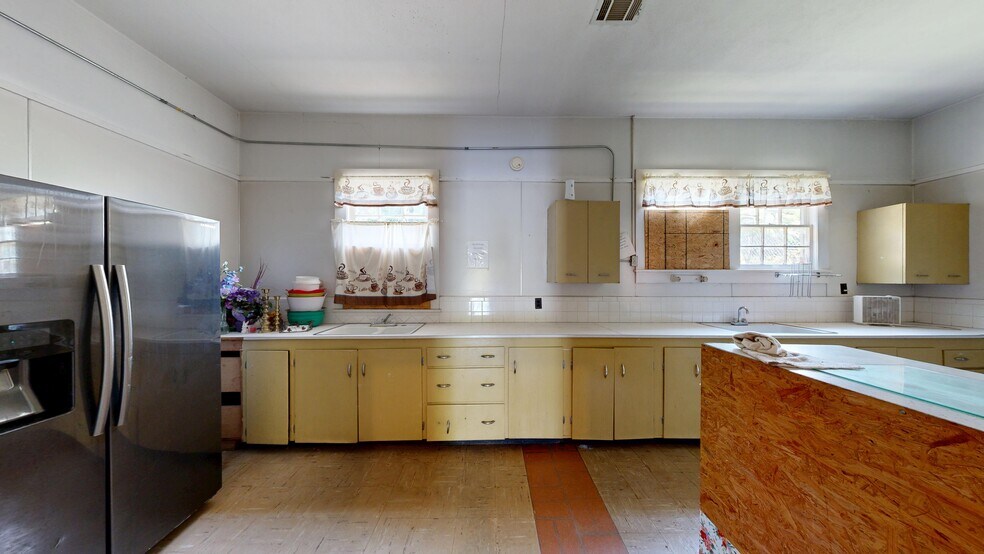 More Photos Of 1107 Spring St, Hot Springs Flex For Lease