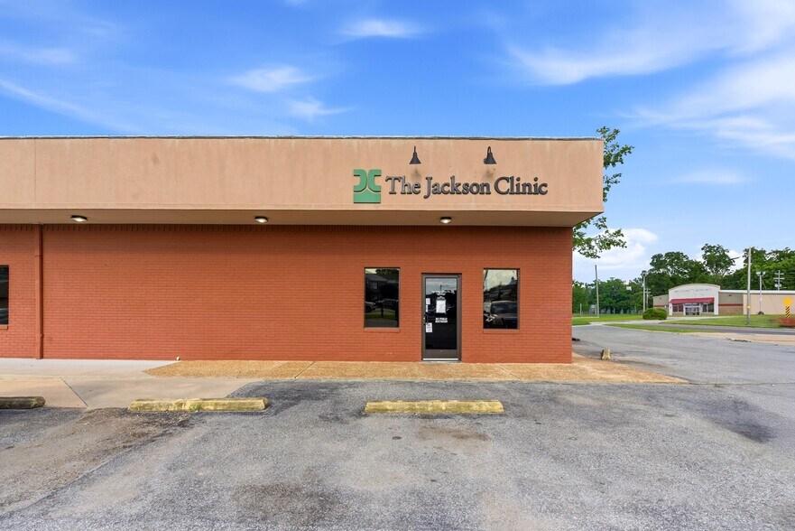More Photos Of 622 W Market St, Bolivar Medical For Sale