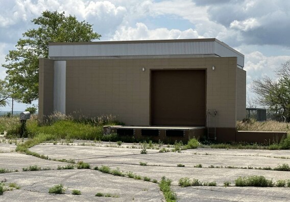 More Photos Of 1650 Nebraska 51, Lyons Telecom Hotel Data Hosting For Sale