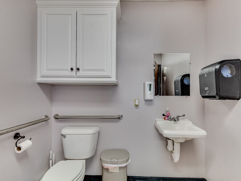 More Photos Of 17311 NE 23rd St, Choctaw Office For Sale