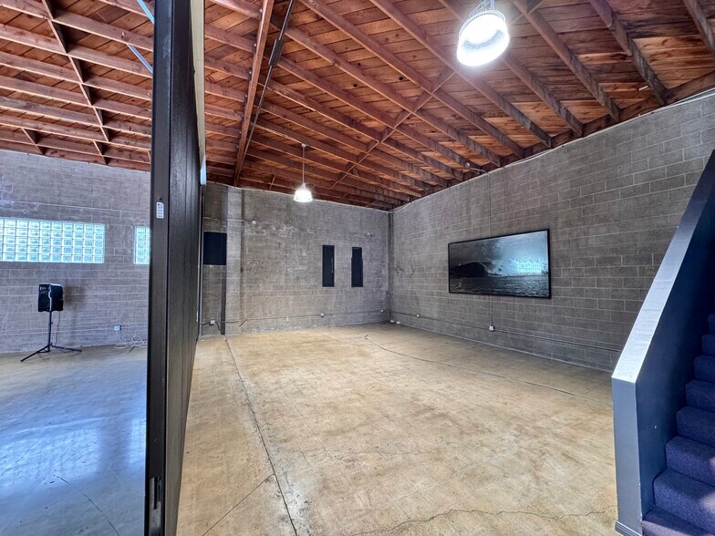 More Photos Of 1366 Hornblend St, San Diego Flex For Lease