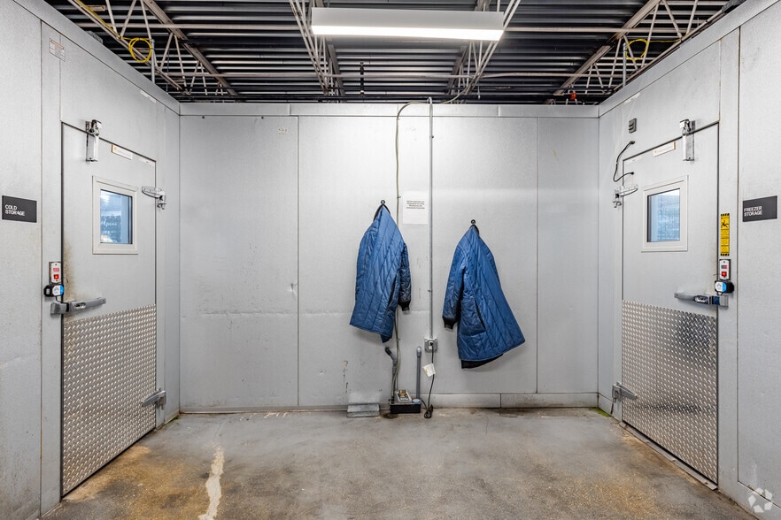 More Photos Of 18 N Dollins Ave, Orlando Warehouse For Lease