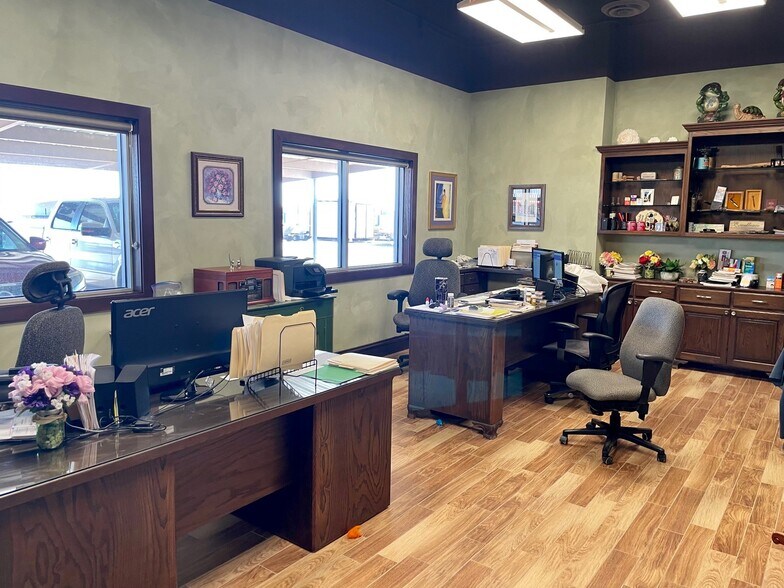 More Photos Of 2200 Garden Ln, Midland Service For Sale