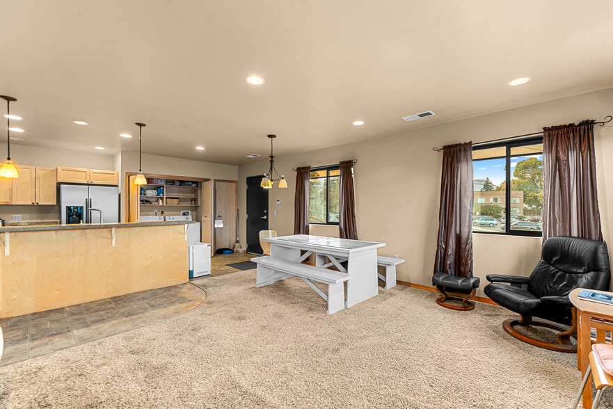 More Photos Of 10 N Chelan Ave, Wenatchee Veterinarian Kennel For Lease