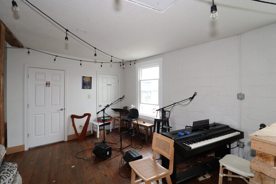 More Photos Of 139 S Broadway St, Blanchester Storefront Retail Residential For Sale