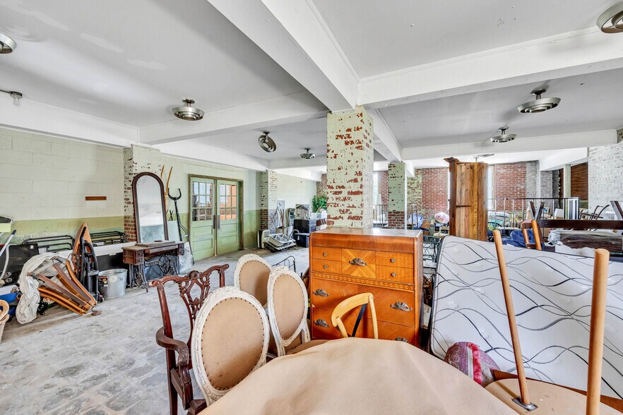 More Photos Of 217 E Aiken Rd, Eden Showroom For Lease