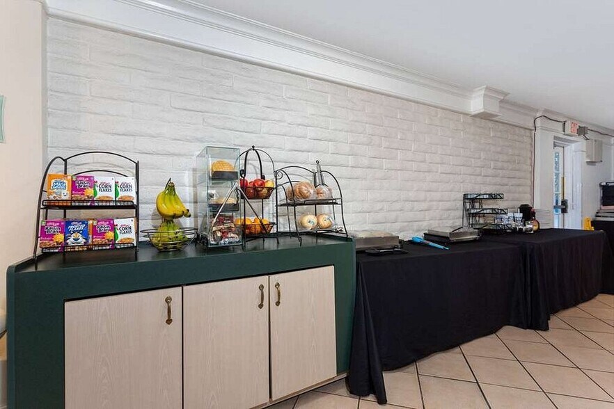 More Photos Of 7750 Davis Hwy, Pensacola Hotel For Sale
