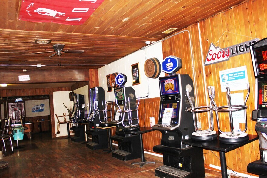 More Photos Of 105 N Main St, Halfway Restaurant For Sale