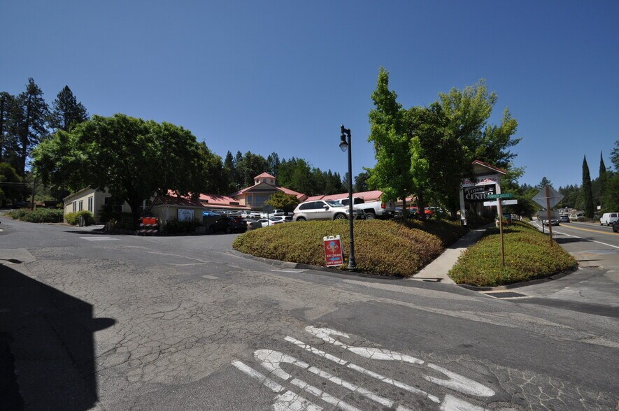 More Photos Of 18687 Main St, Groveland Storefront For Lease