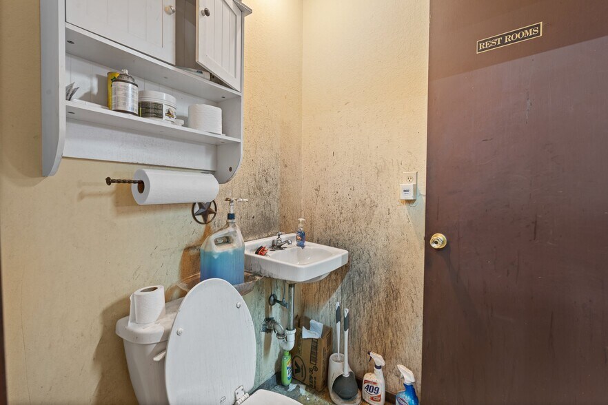 More Photos Of 2410 FM 731, Burleson Showroom For Sale