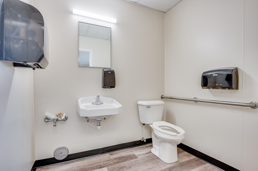 More Photos Of 161 Center St, Jacksonville Truck Terminal For Lease