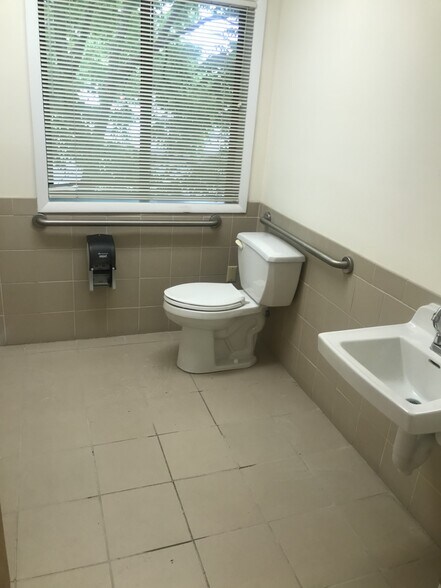 More Photos Of 7 Pinewoods Rd, Hyde Park Medical For Lease