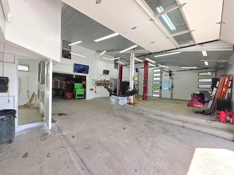 More Photos Of 7511 Leavenworth Rd, Kansas City Auto Repair For Sale