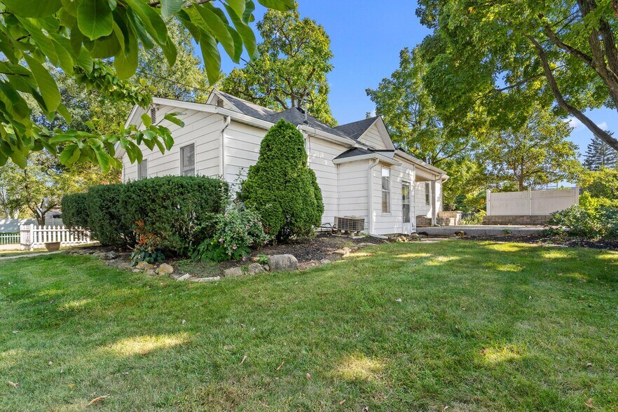 More Photos Of 1550 Lewis Center Rd, Lewis Center Freestanding For Sale