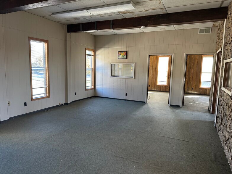 More Photos Of 1105 State St, Mound City Office For Sale