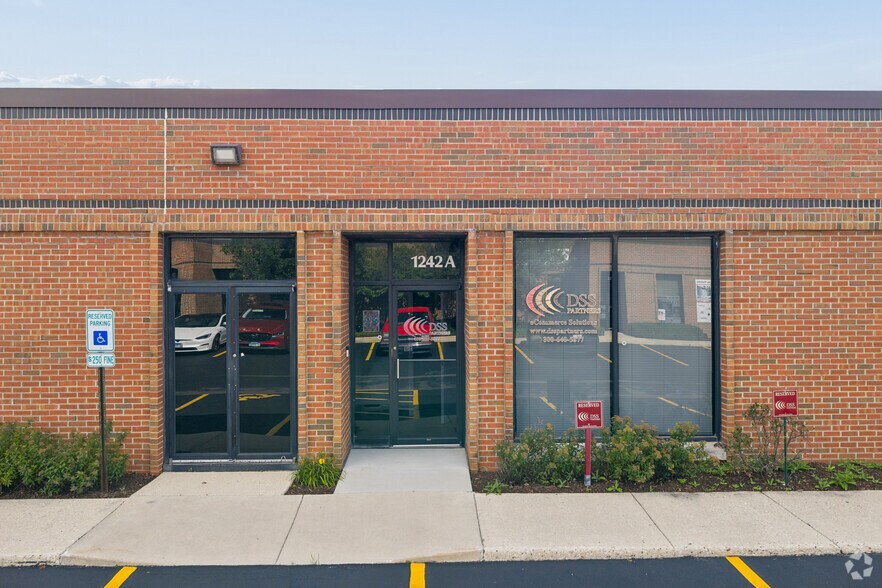 More Photos Of 1200-1258 Remington Rd, Schaumburg Light Distribution For Lease