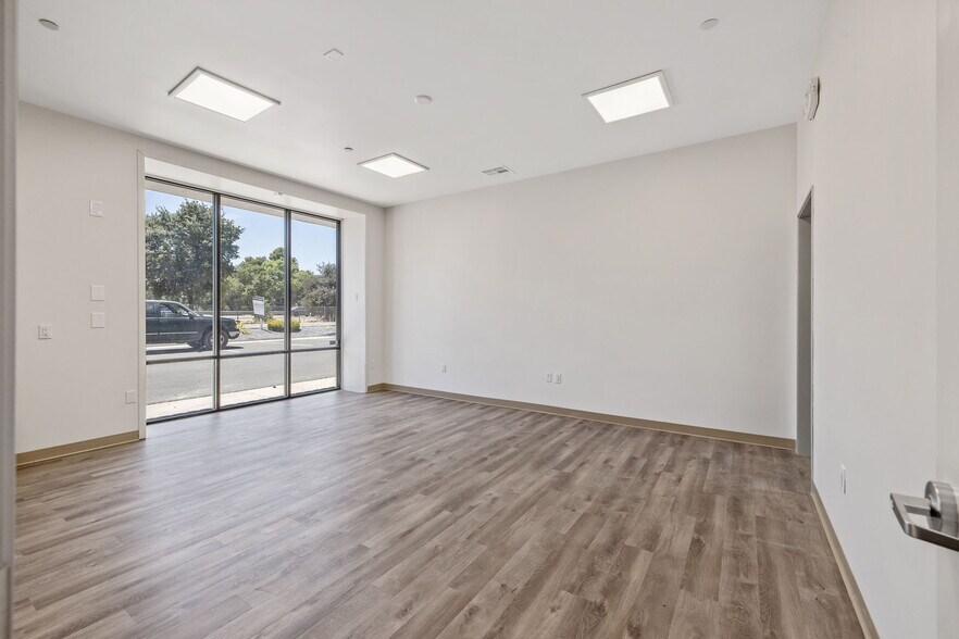 More Photos Of 8246 W Mineral King Ave, Visalia Warehouse For Lease