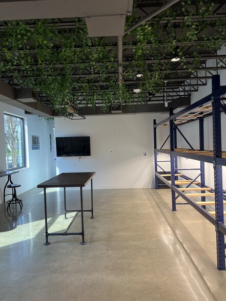 More Photos Of 251-255 Exchange Pl, Herndon Light Distribution For Lease