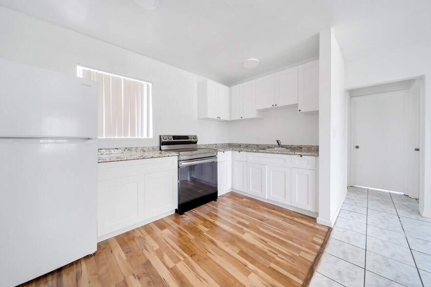 More Photos Of 1943-1947 Buchanan St, Hollywood Apartments For Sale