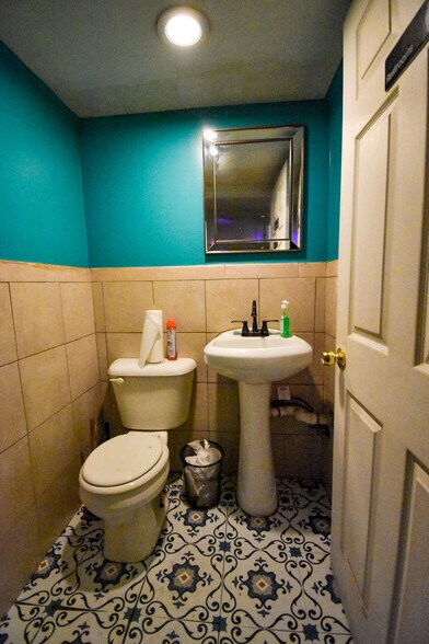 More Photos Of 2337 18th St NW, Washington Storefront Retail Residential For Lease