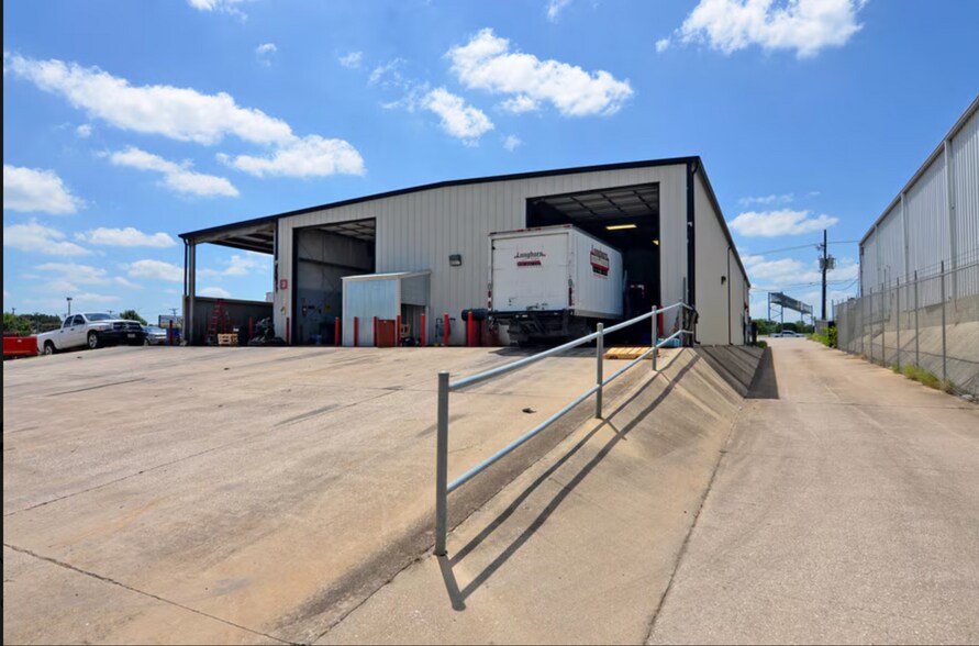 More Photos Of 3301 N I-35, Round Rock Auto Dealership For Lease